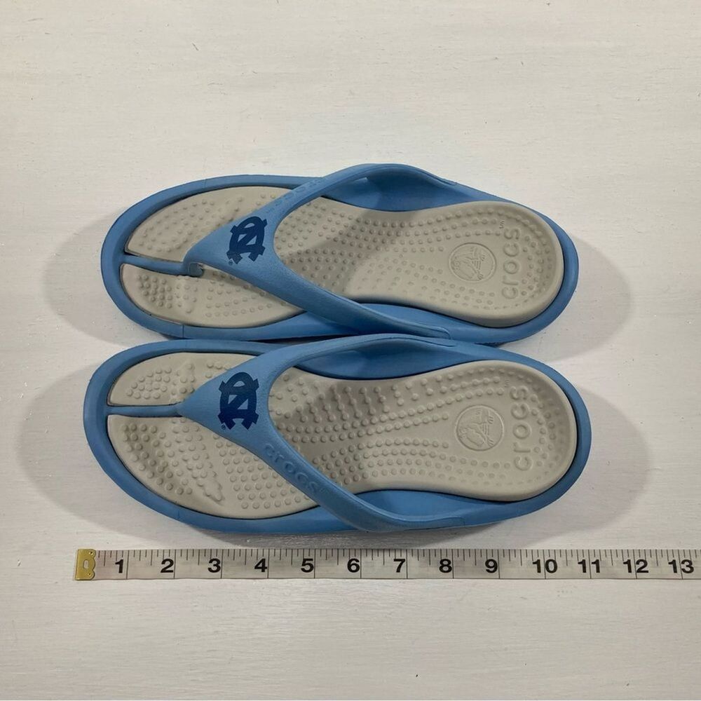 UNC Crocs Thong Sandals Unisex M6 W8 Blue Gray Flip Flop Like New - Picture 9 of 9